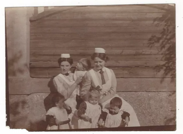 10/659 FOTO KRANKENSCHWESTERN  SPIELENDE KINDER  - sehr altes Foto