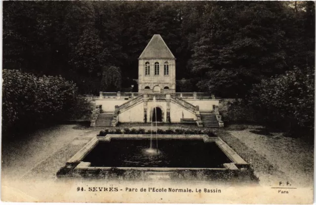 CPA Sevres Parc de l'Ecole Normale Le Bassin (1313005)
