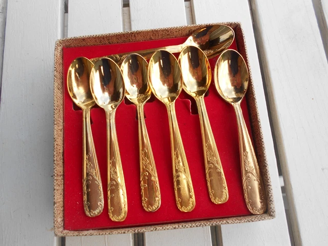 Lot de 10 grandes cuillères en argent XVIIIe modèle au filet. 842 g au