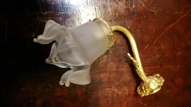Lampe De Table Ancienne – Sujet En Porcelaine, Laiton Doré, Abat-jour Blanc Et Or – Occasion