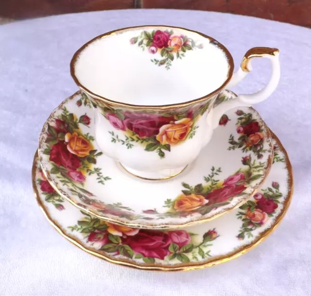 Vintage Royal Albert ‘Old Country Roses’  Trio -Tea Cup ,Saucer & 6" Plate.