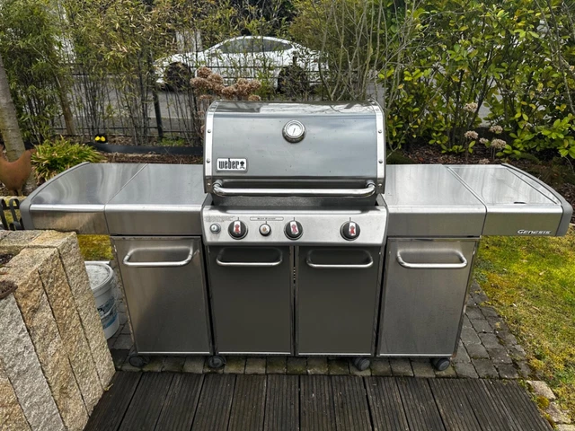 Gasgrill Weber Genesis mit Seitenbrenner und Schranktüren
