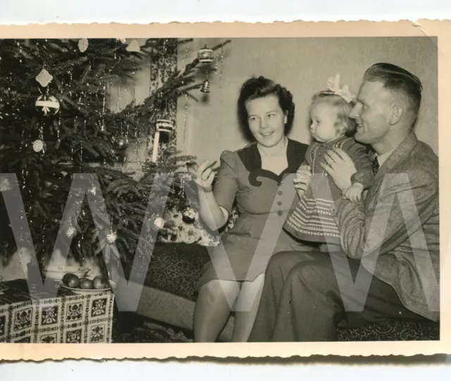 altes Foto unter dem Weihnachtsbaum, 1950er, 10x7cm