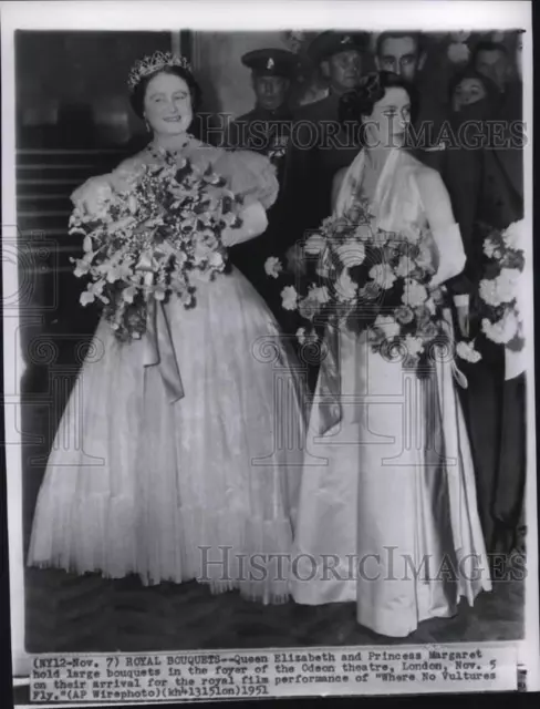 1951 Press Photo Queen Elizabeth & Princess Margaret at Odeon Theatre in London