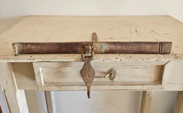 Antico Catenaccio chiavistello per portone in ferro battuto del XVIII° secolo