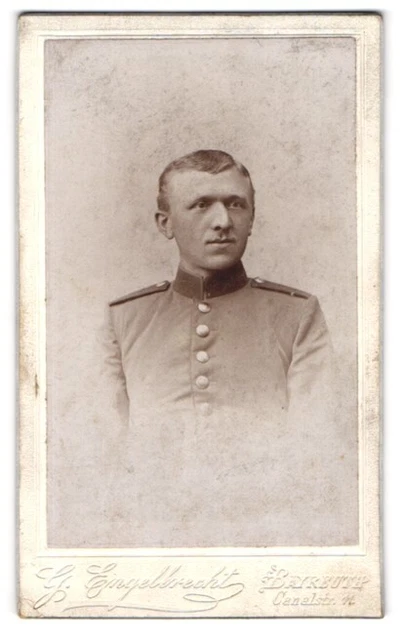 Fotografie Georg Engelbrecht, Bayreuth, Soldat in grauer Uniform mit spitzer Na