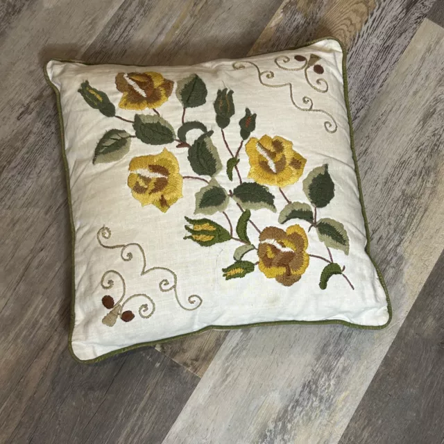 Almohada de acento decorativa vintage bordada a mano rosas de oro crewel