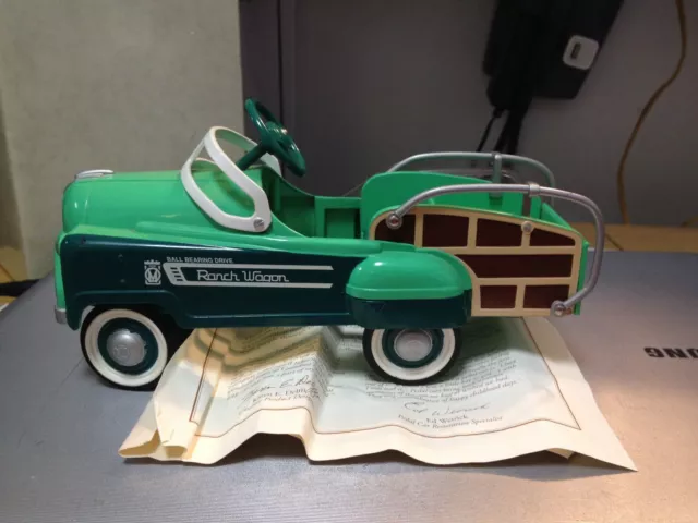 HALLMARK KIDDIE CAR CLASSICS MURRAY STATION WAGON--------------------------sr HALLMARK KIDDIE CAR CLASSICS MURRAY STATION WAGON--------------------------sr