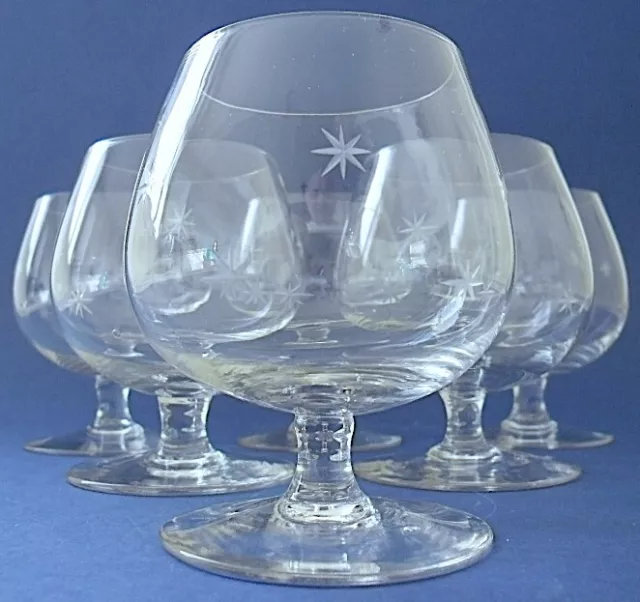 Suite de six petits verres à cognac en cristal gravé d'un semis d'étoiles.