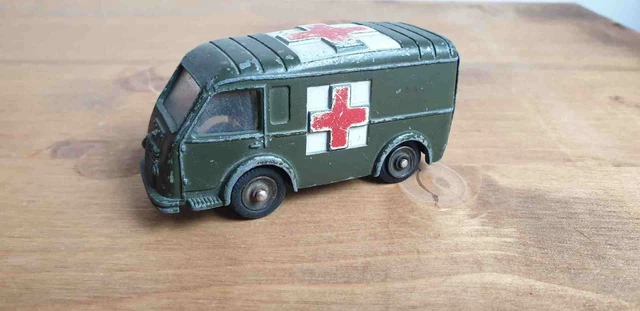 DINKY TOYS 80F Renault ambulance carrier roues convexe à restaurer éch