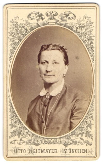 Fotografie Otto Reitmayer, München, Kaufinger-Strasse 9, Gestandene Dame mit Br