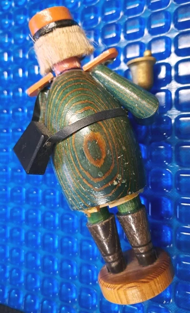 Räuchermännchen mit Geschenken, ca. 17,5 cm hoch, alt, geklebt, nur als Deko 6