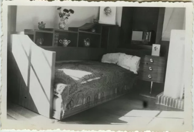 Photo Ancienne - Vintage Snapshot - Intérieur Lit Chambre Radio Tsf - Bedroom