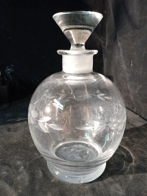 Carafe en verre gravé d'une frise de feuillage avec son bouchon émeri