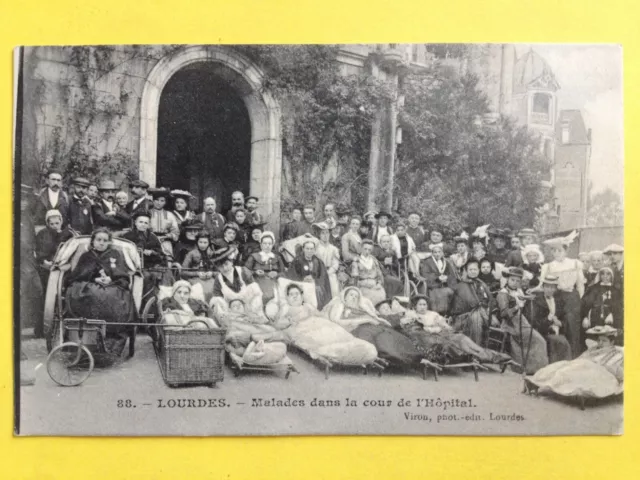 cpa FRANCE LOURDES (Hautes Pyrénées) MALADES dans la COUR de l'HÔPITAL Pélerins