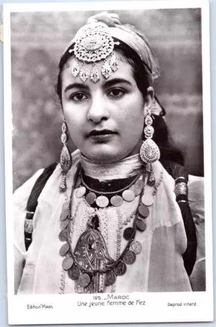 Maroc, Jeune femme de Fez, Vintage silver print, ca.1935 Tirage vintage, légendé