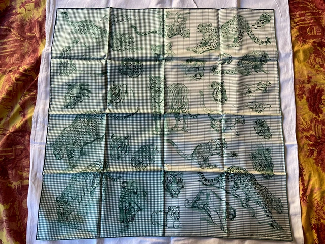 Carré De Soie Hermès 90x90 Cm Neuf - Imprimé Animal Bleu - Dans Ses Plis