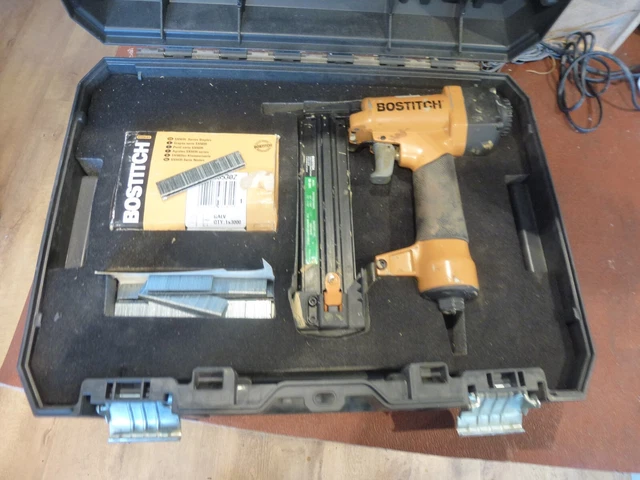 Bostitch SB21N1  AIR STAPLER IN CARRY CASE AND A BOX OF STAPLES.