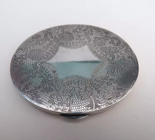 Tres joli Compact Poudrier à Décor de Dentelle en Argent ou métal argenté 1920