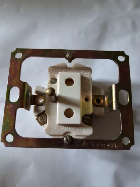 LEGRAND Chambord 1 Mécanisme de Prise électrique + Terre NEUF de Stock