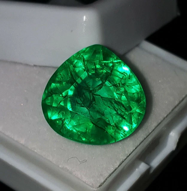 Émeraude Naturelle De Colombie 9,82 Carats - Certifiée GGL, Huilée, Taille Excellente