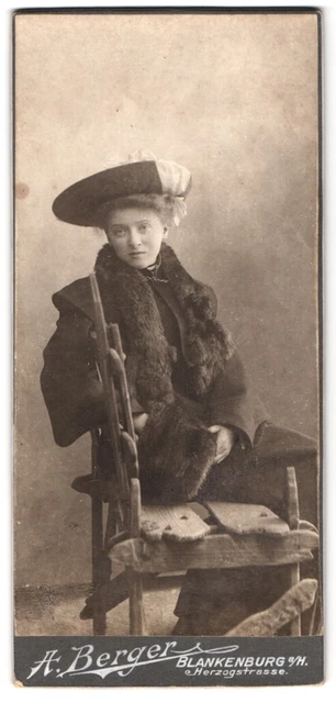 Fotografie A. Berger, Blankenburg a. H., Herzogstraße, junge Dame mit Hut und P