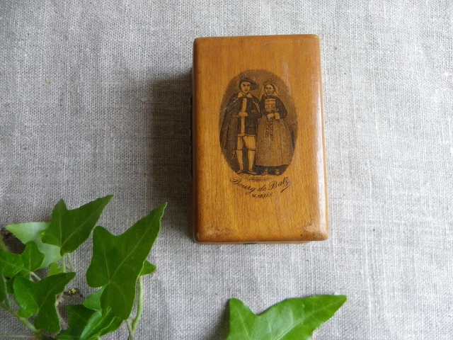 Ancienne Boîte À Timbres En Bois - Mariés Du Bourg De Batz - Charnière Ouvragée