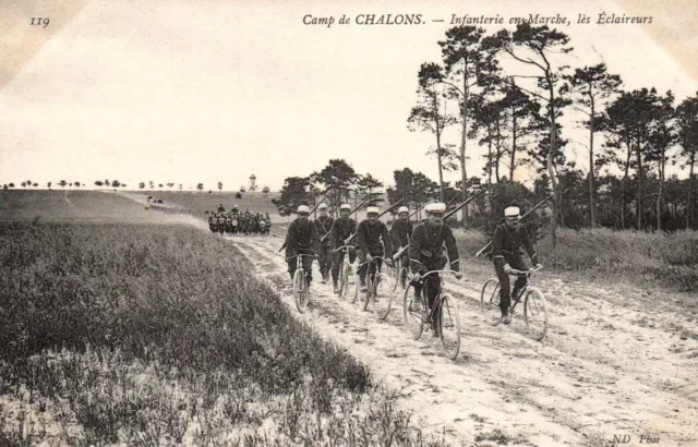 CPA 51. CAMP DE CHALONS (Marne) - 119. Infanterie en Marche, les Eclaireurs