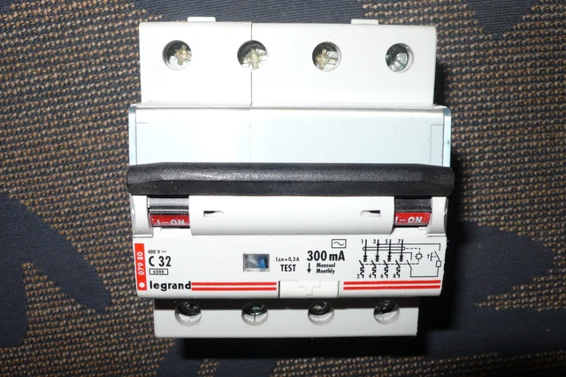 Disjoncteur différentiel Bticino 40A 2P 300MA Type B 4 Mod G724B40 Disjoncteur différentiel Bticino 40A 2P 300MA Type B 4 Mod G724B40