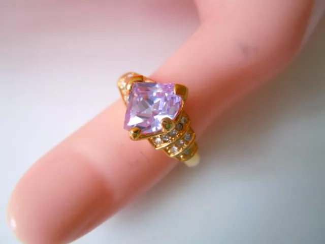 Vergoldeter Modeschmuck Ring mit Strass und violettem Farbstein 4,4 g RG 55