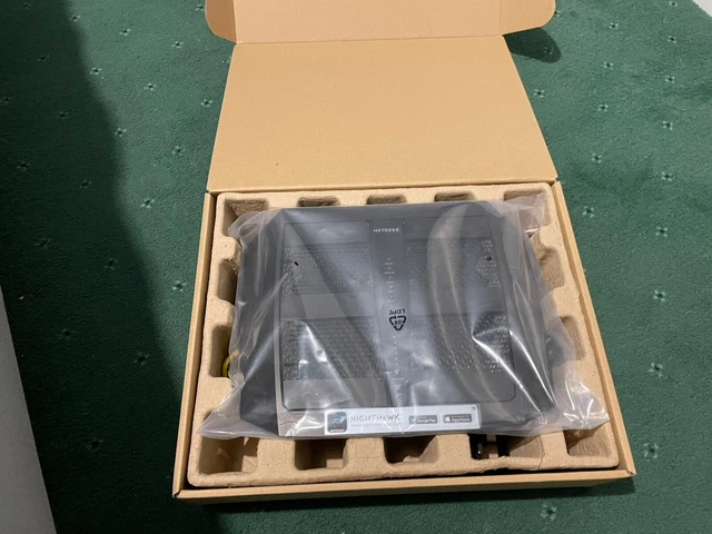 Netgear Nighthawk C6 AC3200 TRI-Band router. Model R8000 5
