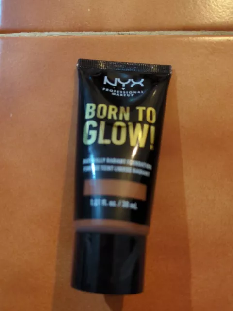 NYX Born to Glow! Natürlich strahlendes Fundament. Deep Rich