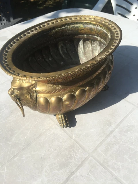 Cache pot tete de lion en bronze
