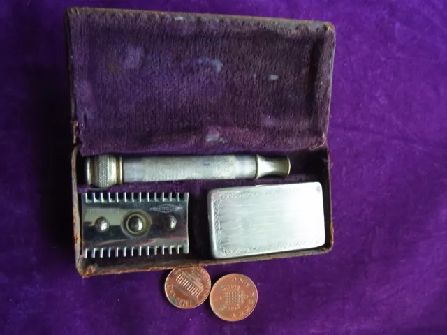 A VINTAGE BOXED GILLETTE 3 PIECE DE BALL END SAFETY RAZOR. MADE in CANADA.