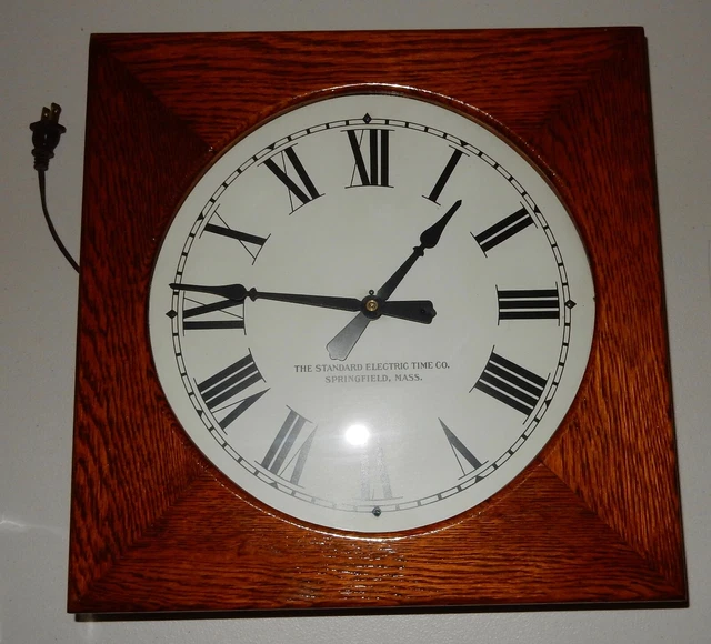 VINTAGE STANDARD ELECTRIC Time Co Oak Case Wall Clock Springfield Mass