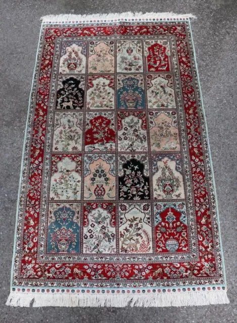 Feiner handgeknüpfter Seidenteppich mit 20 Kartuschen 152 x 92 cm Rotgrundig