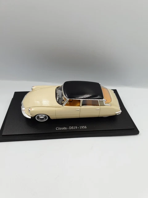 Voiture Citroën DS 19 - 1956 - 1/43 en parfait état.