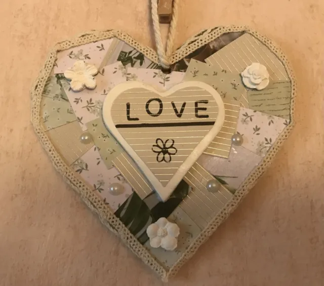 décoration intérieure à accrocher cœur en carton recouvert de déco en pate fimo