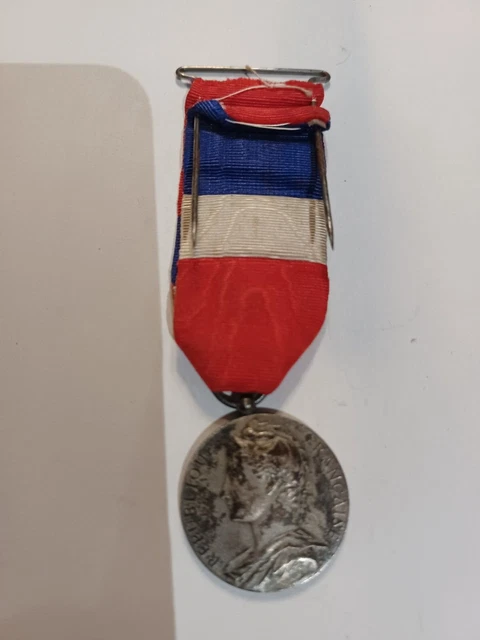 Médaille Ministère Du Travail En Argent - 2001 - Décoration Française