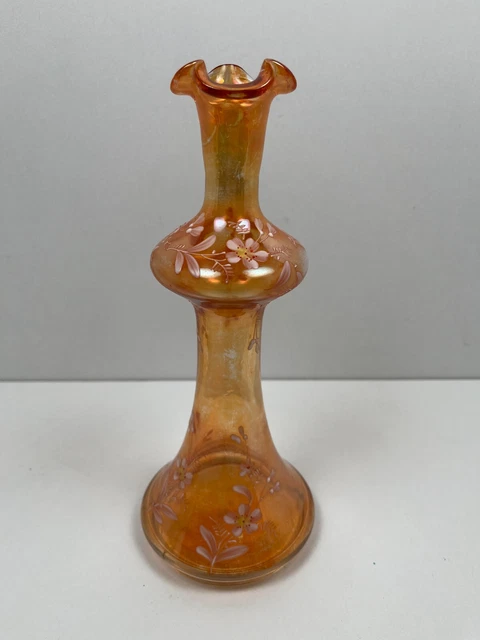 Ancienne carafe carafon en verre soufflé irisé orange émaillé de fleurs blanches