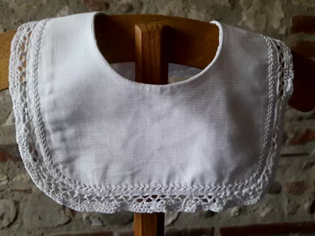 N11 ANCIEN BAVOIR BEBE POUPON reps de coton brodé milXXème Old cotton baby bib