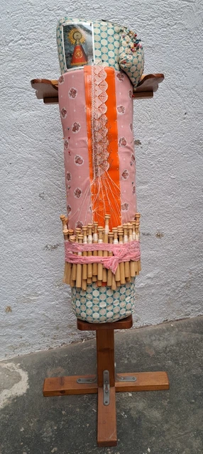 Caballete y cojín de bolillos, con bolillos incluidos