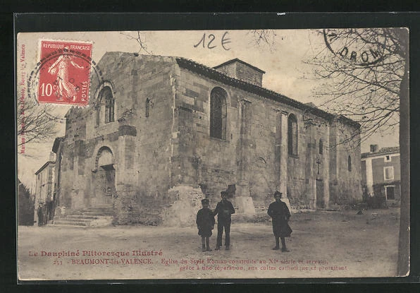 CPA Beaumont-les-Valence, l'Eglise, boys in front of l'Église 1914
