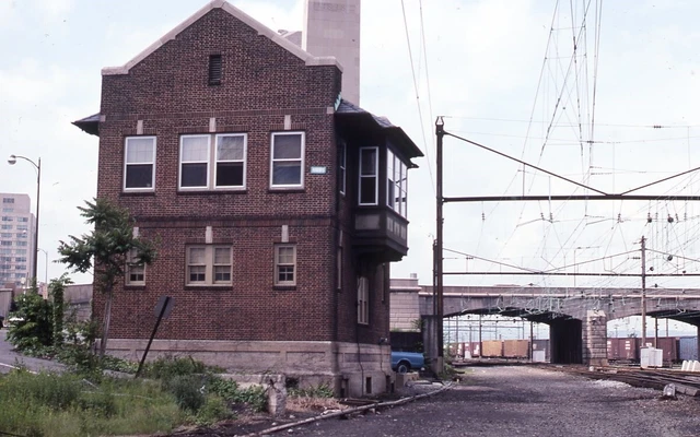 Conrail-PC-PRR Harris Tower Harrisburg,PA Orig Kodachrome Slide G81