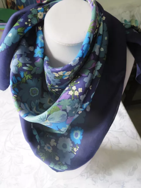 Sciarpa vintage marina Liberty in seta con tappeto floreale in verde, blu viola e bianco