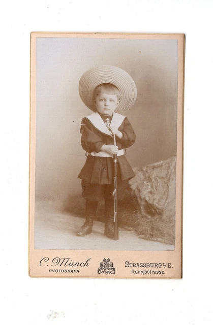 CDV Foto Niedlicher kleiner Junge mit Gewehr - Straßburg 1890er