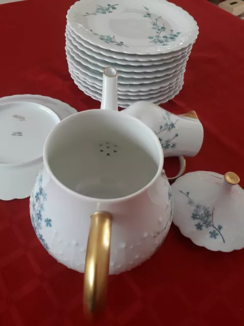 Beau service,  12 assiettes à dessert, théière et pot en porcelaine de Limoges. 