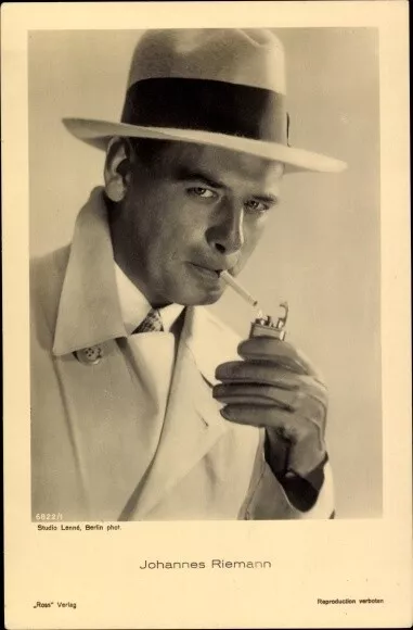 Ak Schauspieler Johannes Riemann, Portrait, Zigarette rauchend - 3648194