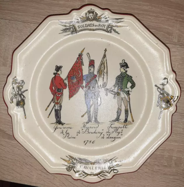 Ancienne assiette faience de St clément soldats du roy édition 3000 exemplaire