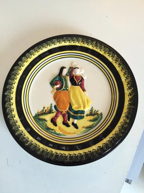 Belle assiette HENRIOT QUIMPER  HB décor PERSONNAGES EN RELIEF TRES BON ETAT